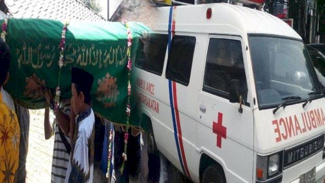Gelap, Mobil Ambulans Pengangkut Jenazah Tersangkut di Atas Trotoar