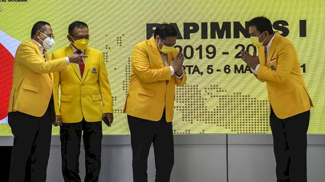 Ketua Umum Partai Golkar Airlangga Hartarto (kedua kanan) berbincang dengan Azis Syamsuddin (kanan), Sekretaris Jenderal Lodewijk Freidrich Paulus (kedua kiri), Maret 2021. (ANTARA)