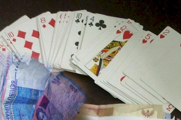 Main Judi Remi di Kebun Sawit, Ketua KIP Terancam Dicambuk 30 Kali