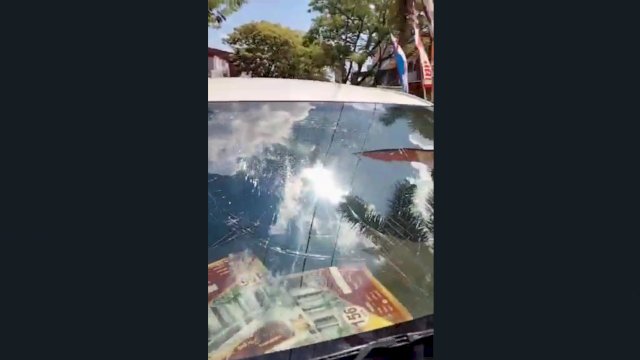 Kaca mobil pengguna jalan yang dirusak oknum pengantar jenazah di Makassar.