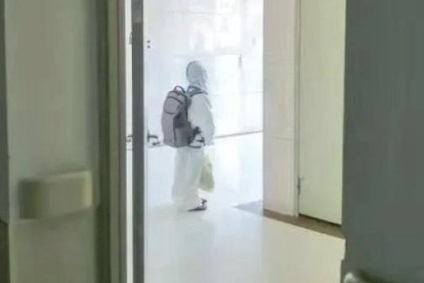 Bikin Mewek! Viral Anak 4 Tahun Berlari Pakai Hazmat dan Ransel Tiba di RS Sendiri