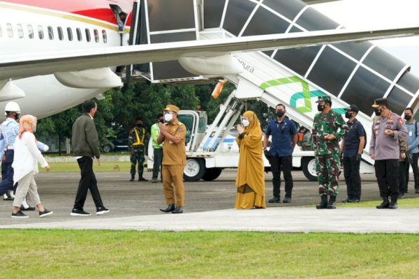 “Agatu Kareba, Silessurengku? Presiden Jokowi saat Disambut Plt Gubernur Sulsel