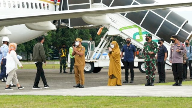 “Agatu Kareba, Silessurengku? Presiden Jokowi saat Disambut Plt Gubernur Sulsel