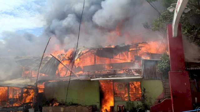 Kunjungi Lokasi Kebakaran di Makassar, Wali Kota Danny: Sabarki