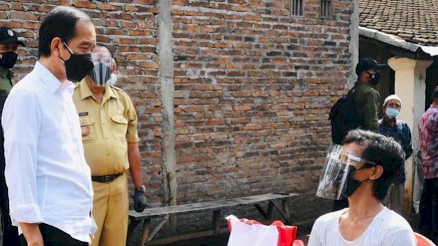 Presiden RI Joko Widodo bertemu dengan Joko Widodo yang pandai besi