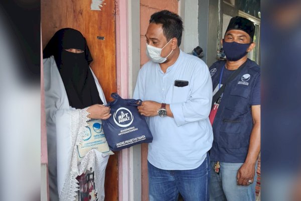 Warga Rusunawa Lette Makassar Senang dan Tersenyum Bahagia dapat Sembako dari Legislator Andre Tanta