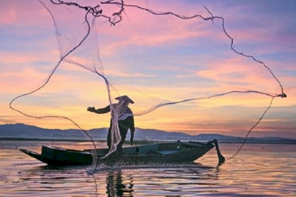 Perahu Mati Mesin dan Terombang-ambing di Perairan, Seorang Nelayan Berhasil Selamat