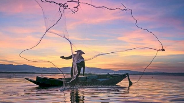 Perahu Mati Mesin dan Terombang-ambing di Perairan, Seorang Nelayan Berhasil Selamat