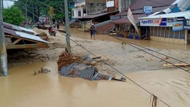 Banjir di Luwu, Plt Gubernur Sulsel Sudirman Sulaiman Perintahkan Dinsos Kawal Bantuan Bagi Warga