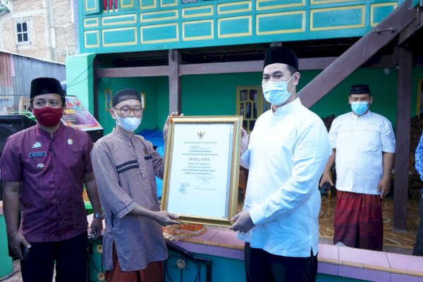 Bupati Pangkep Yusran Serahkan Bantuan Dana Masjid, Bak Air hingga Beras Covid-19