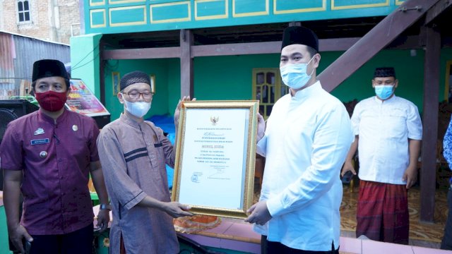 Bupati Pangkep Yusran Serahkan Bantuan Dana Masjid, Bak Air hingga Beras Covid-19