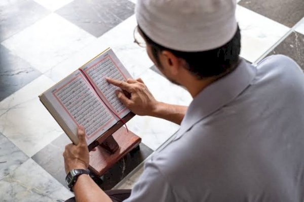 Bisa-bisanya Al-Quran Dijadikan Bahan Petasan di Acara Pernikahan