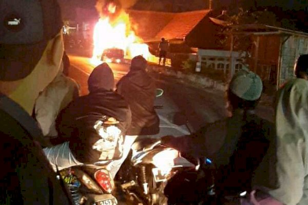 Mobil Ludes Terbakar, Pengemudi Lompat dari Kendaraan