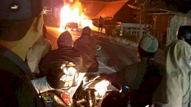 Mobil Ludes Terbakar, Pengemudi Lompat dari Kendaraan