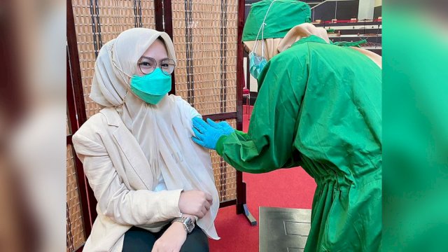 Ketua DPD NasDem Makassar, Rachmatika Dewi alias Cicu saat disuntik vaksin