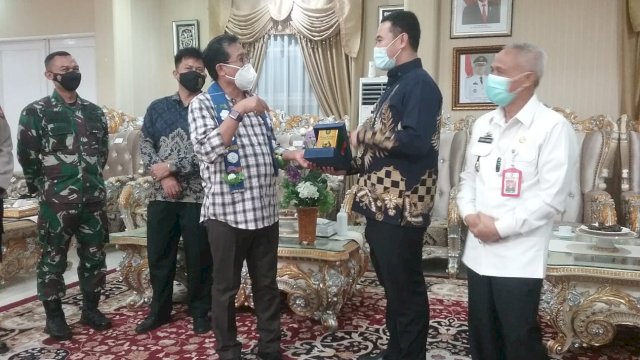 Kunjungan ke Pangkep Sulsel,&nbsp; Jubir Fadjroel Rahman Beri Support Bupati Yusran Dalam Penanganan Covid-19