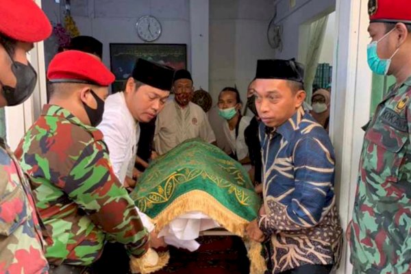 Sekretaris NasDem Syaharuddin Didikan Iskandar Tompo Ikut Usung Jenazah Ulama Muhammadiyah