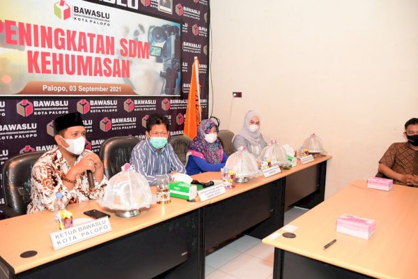 Peningkatan SDM, Bawaslu Palopo Gelar Pelatihan Kehumasan dan Jurnalistik