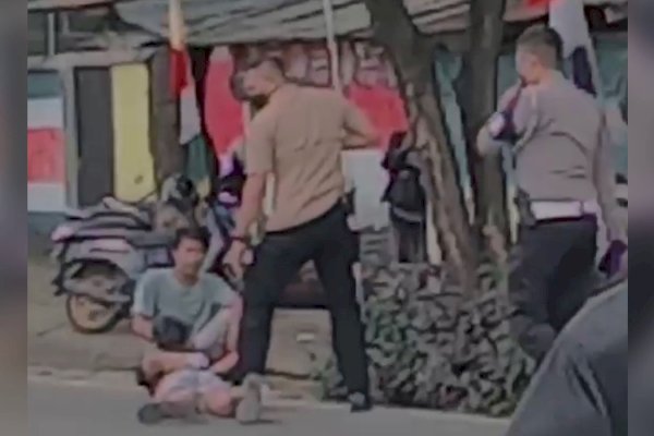 Rombongan Mobil Wakapolda Sulsel Berhenti di Tengah Jalan, Lerai Warga yang Hendak Bertikai