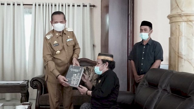 Bupati Luwu Apresiasi Penulis Buku Romansa Purba dalam Stanza I La Galigo