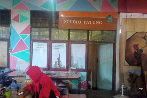 Sekretariat Mahasiswa Seni Rupa Unismuh Makassar Diserang Orang Bertopeng