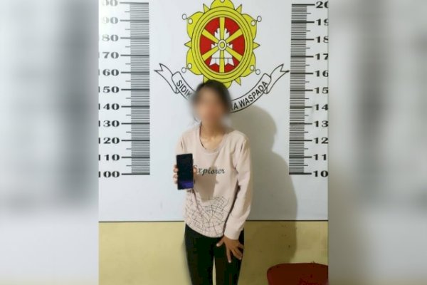 Pencopet Wanita Berparas Cantik di Makassar Curi HP di Takalar, Lalu Serahkan ke Orang Tua