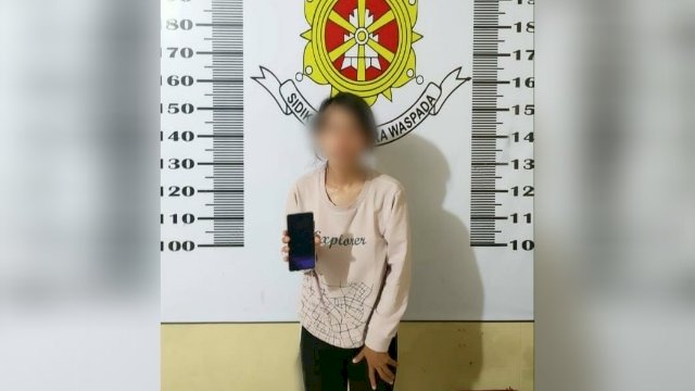 Pencopet Wanita Berparas Cantik di Makassar Curi HP di Takalar, Lalu Serahkan ke Orang Tua