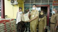 Peduli, Bupati Yusran Beri Bantuan Beras Warga Pangkep yang Terpapar Covid-19