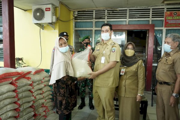 Peduli, Bupati Yusran Beri Bantuan Beras Warga Pangkep yang Terpapar Covid-19