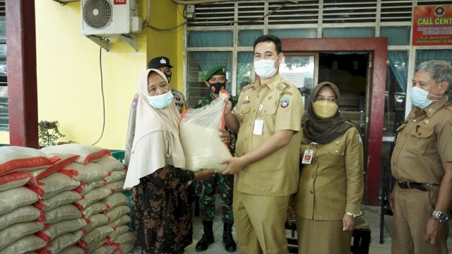 Peduli, Bupati Yusran Beri Bantuan Beras Warga Pangkep yang Terpapar Covid-19