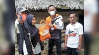 Jumat Berkah, Tim Kerja FKJ Brothers Bagikan Sembako Langsung Ke Rumah Warga di Palopo