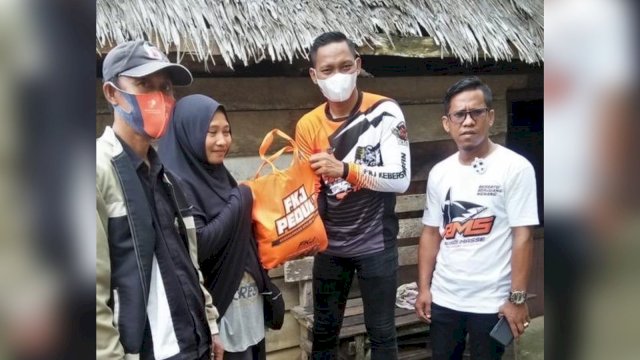 Jumat Berkah, Tim Kerja FKJ Brothers Bagikan Sembako Langsung Ke Rumah Warga di Palopo