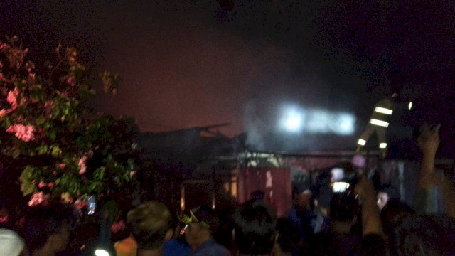 Kebakaran Malam-malam Rumah di Makassar, Belasan Mobil Damkar Meluncur