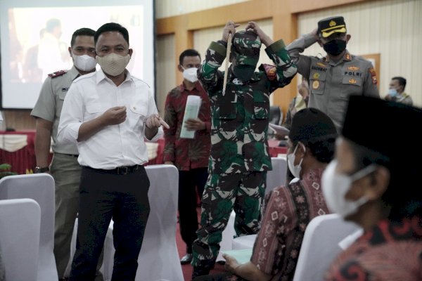 Bagi 1.300 Sertifikat Tanah Gratis, Ilham Azikin: Cermin Kehadiran Pemerintah