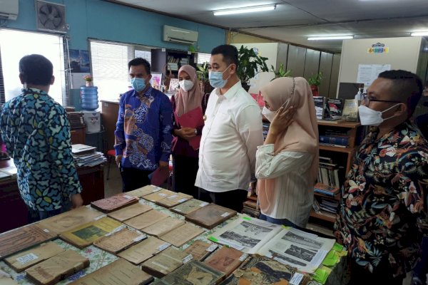 Berkunjung ke Perpustakaan Heritage, Bupati Yusran: Kita Akan Tingkatkan Literasi di Masyarakat Pangkep