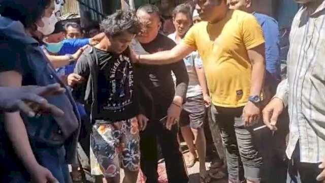 Terduga pelaku pembakaran mimbar masjid raya Makassar, yang diamankan petugas gabungan.