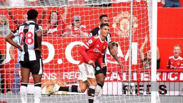 Ronaldo Datang Langsung Cetak 2 Gol, Manchester United Naik ke Puncak