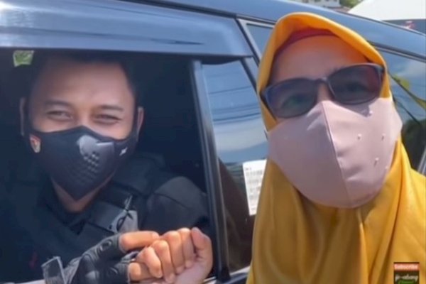 Potret Haru Paspampres yang Sedang Kawal Presiden Tak Sengaja Bertemu Ibunya di Jalan