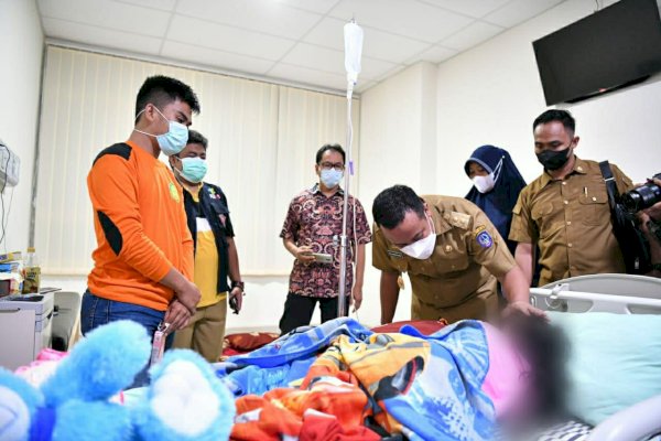 Malam-malam, Plt Gubernur Sulsel Jenguk dan Beri Hadiah Bocah Korban Penganiayaan Orang Tua di Gowa