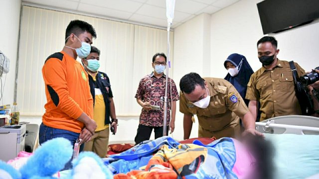 Malam-malam, Plt Gubernur Sulsel Jenguk dan Beri Hadiah Bocah Korban Penganiayaan Orang Tua di Gowa
