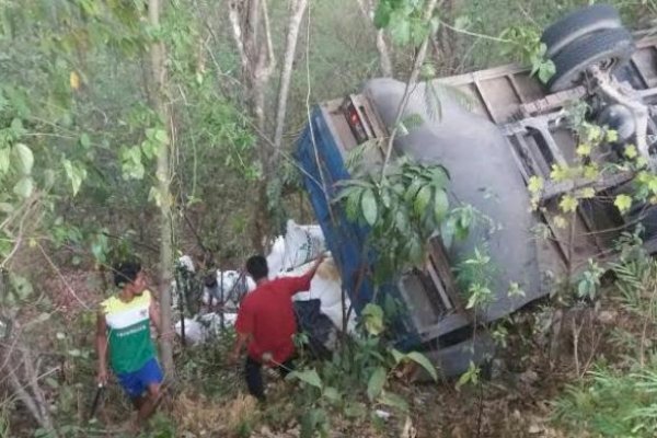 Truk Enam Roda Masuk Jurang di Maros Sulsel, Ratusan Semen Terhambur