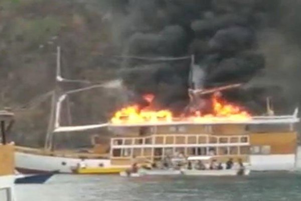 Genset, Penyebab Kapal Pinisi Mewah yang Terbakar di Labuan Bajo, Wisatawan Dievakuasi dengan Sekoci