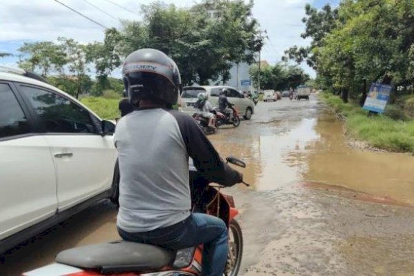 Jalan Rusak di Metro Tanjung Bunga Makassar Minta Segera Dibenahi