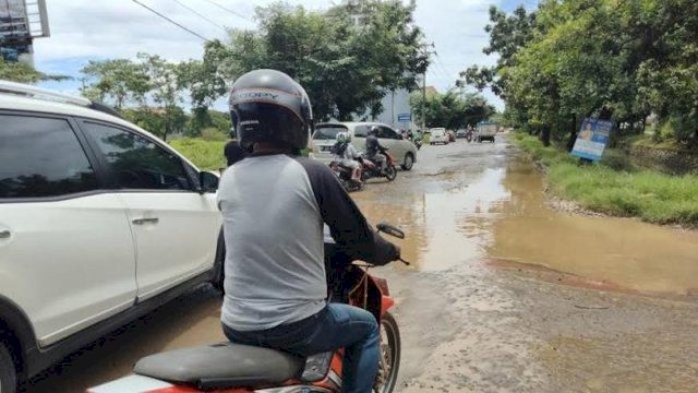 Jalan Rusak di Metro Tanjung Bunga Makassar Minta Segera Dibenahi