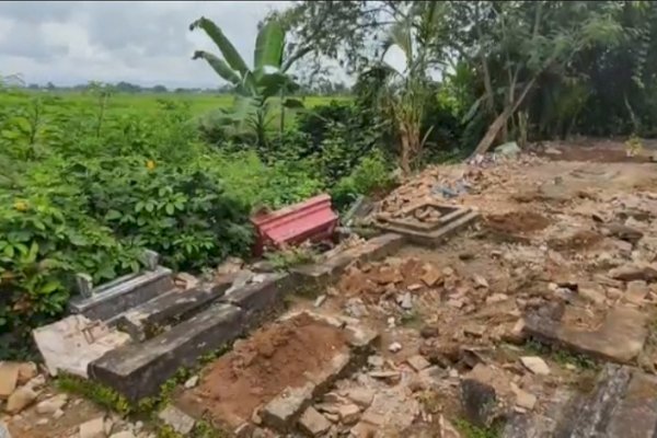 Diduga Dirusak Orang Tak Dikenal, Puluhan Makam di Banyuwangi Jatim Porak-poranda