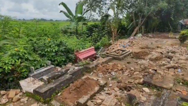 Diduga Dirusak Orang Tak Dikenal, Puluhan Makam di Banyuwangi Jatim Porak-poranda