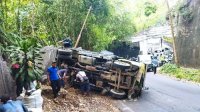 Tak Kuat  Menanjak, Truk Sampah Terguling di Jalan