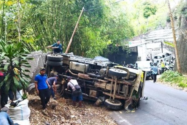 Tak Kuat Menanjak, Truk Sampah Terguling di Jalan