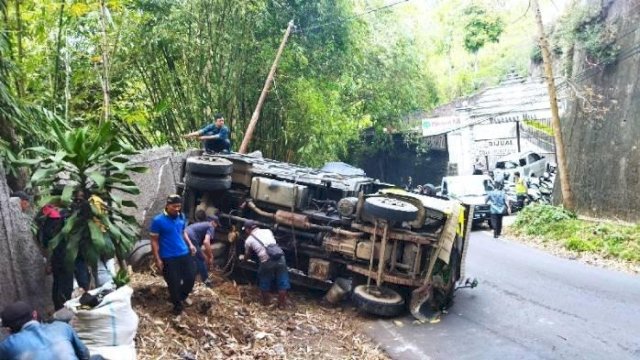 Tak Kuat  Menanjak, Truk Sampah Terguling di Jalan