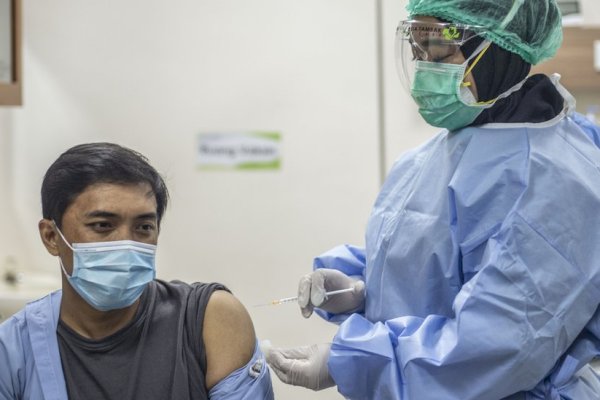 Jelang Pilkades, Dinas Sosial PMD Takalar Gelar Vaksinasi Massal